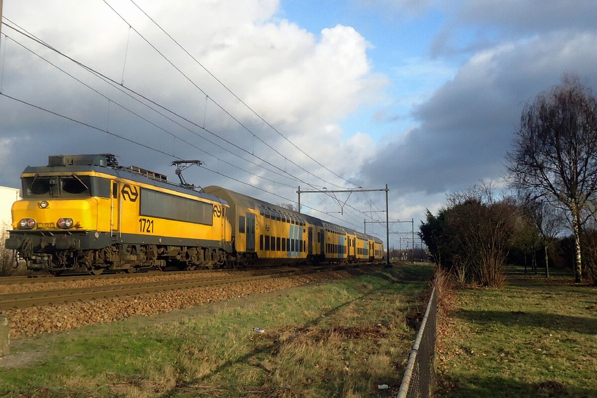 NS 1721 pushes a DD-AR set outside Wijchen toward Nijmegen on 30 December 2012.