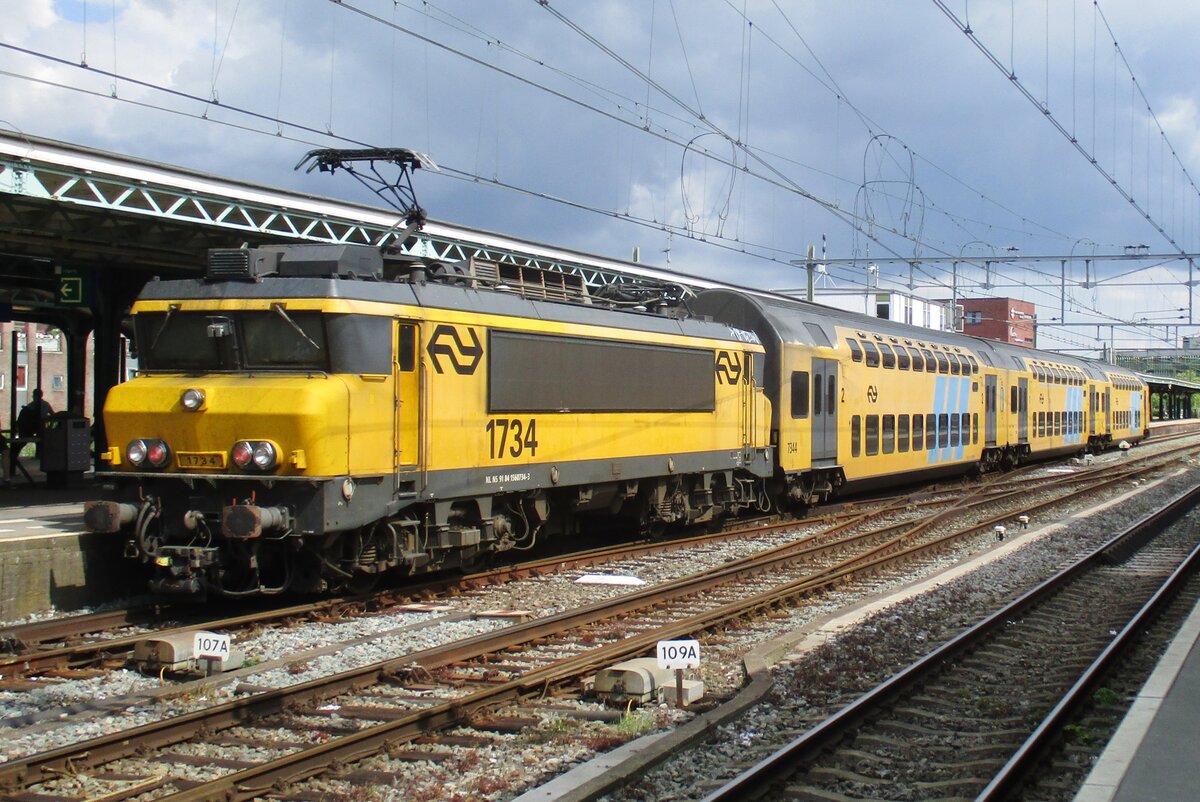 NS 1734 pushes a DD-AR set out oif Deventer on 20 July 2017.