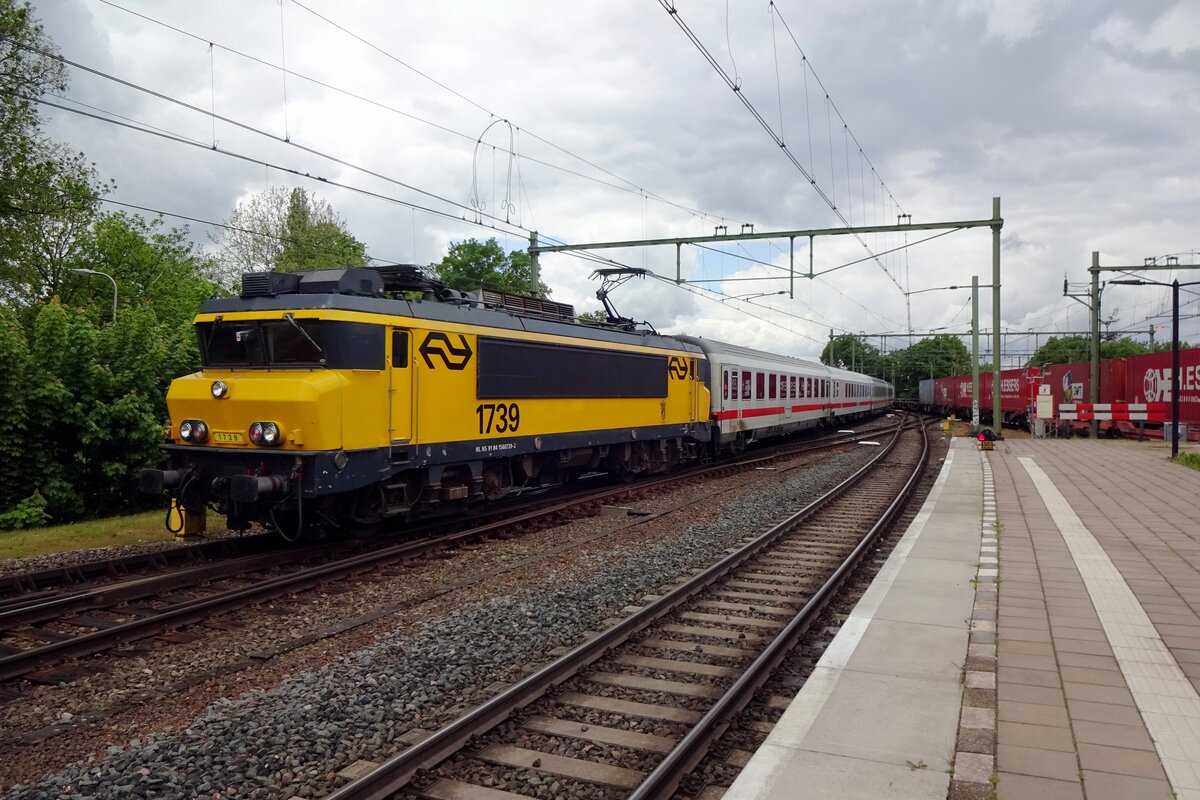 NS 1739 enters Deventer with an IC-Berlijn on 25 May 2021.