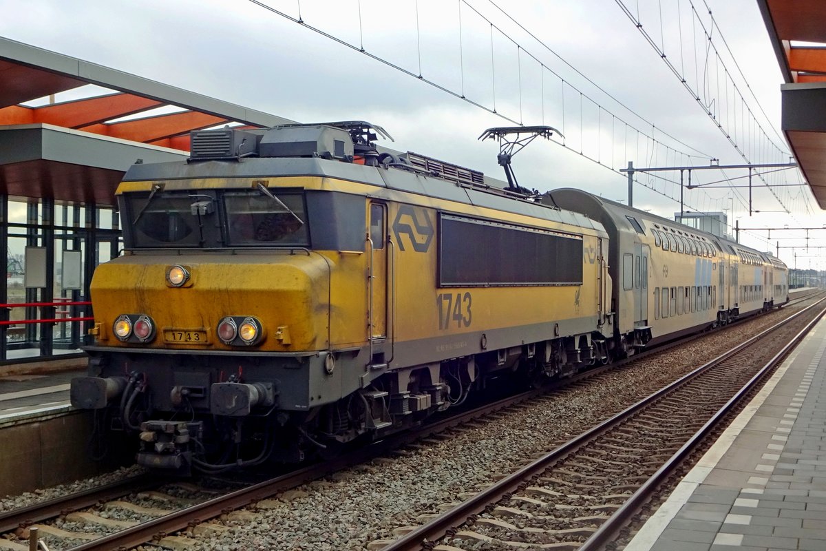 NS 1743 calls at Elst with a DD-AR service on 12 December 2019.