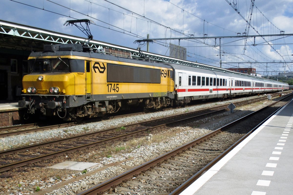 NS 1745 calls at Deventer with an IC from berlin Ostbahnhof on 20 July 2017.