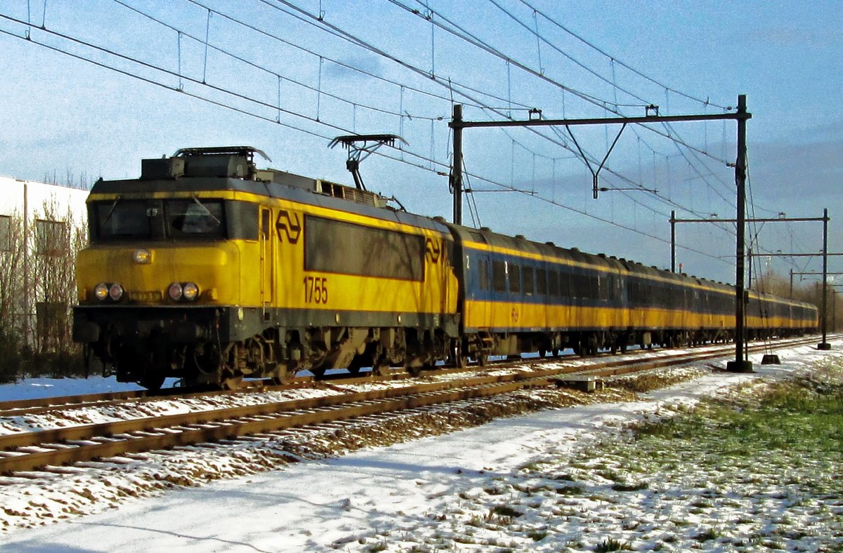 NS 1755 hauls an IC to Roosendaal through Alverna on 24 December 2009.