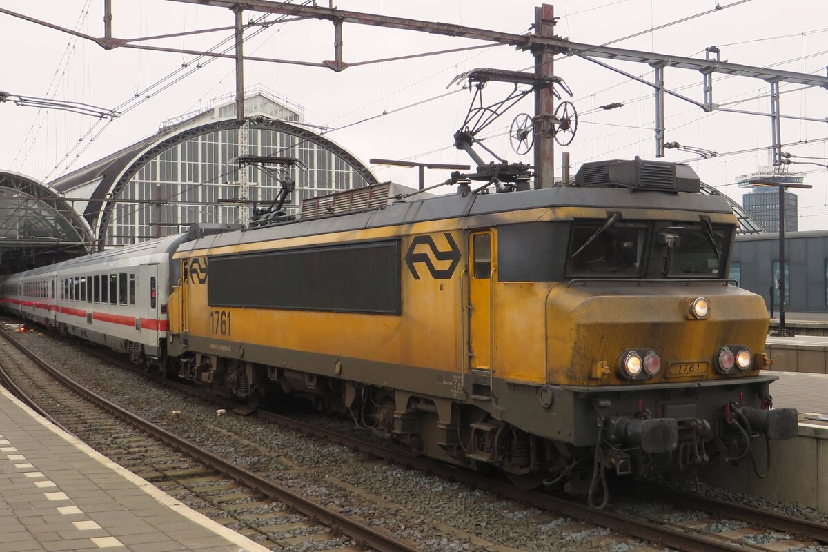 NS 1761 hauls the IC-Berlijn out of Amsterdam Centraal on 23 January 2023 with Bad Bentheim as first target (loco swap for a DB Class 101). But this day, this train will termin ate at Amersfoort due to a level crossing accident between Amersfoort and Deventer, cutting the track for five hours.