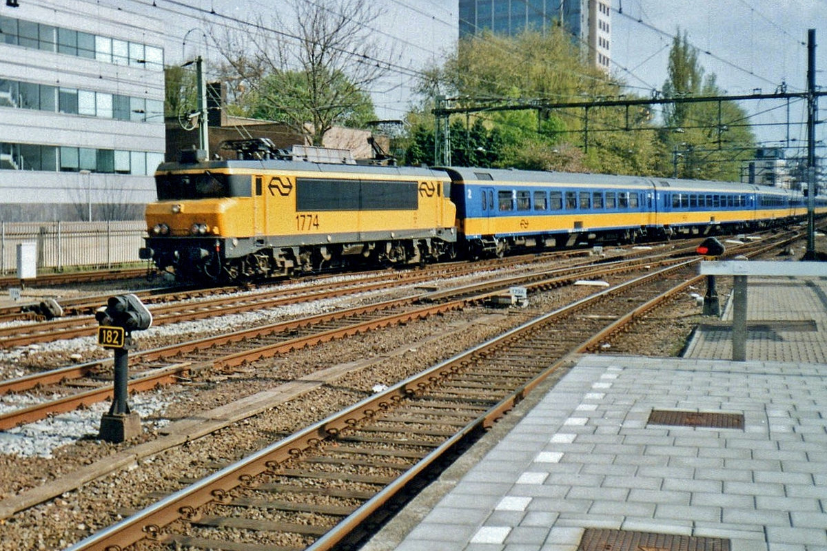 NS 1774 hauls a Haarlem-bound IC into Utrecht Centraal on 4 August 2000.
