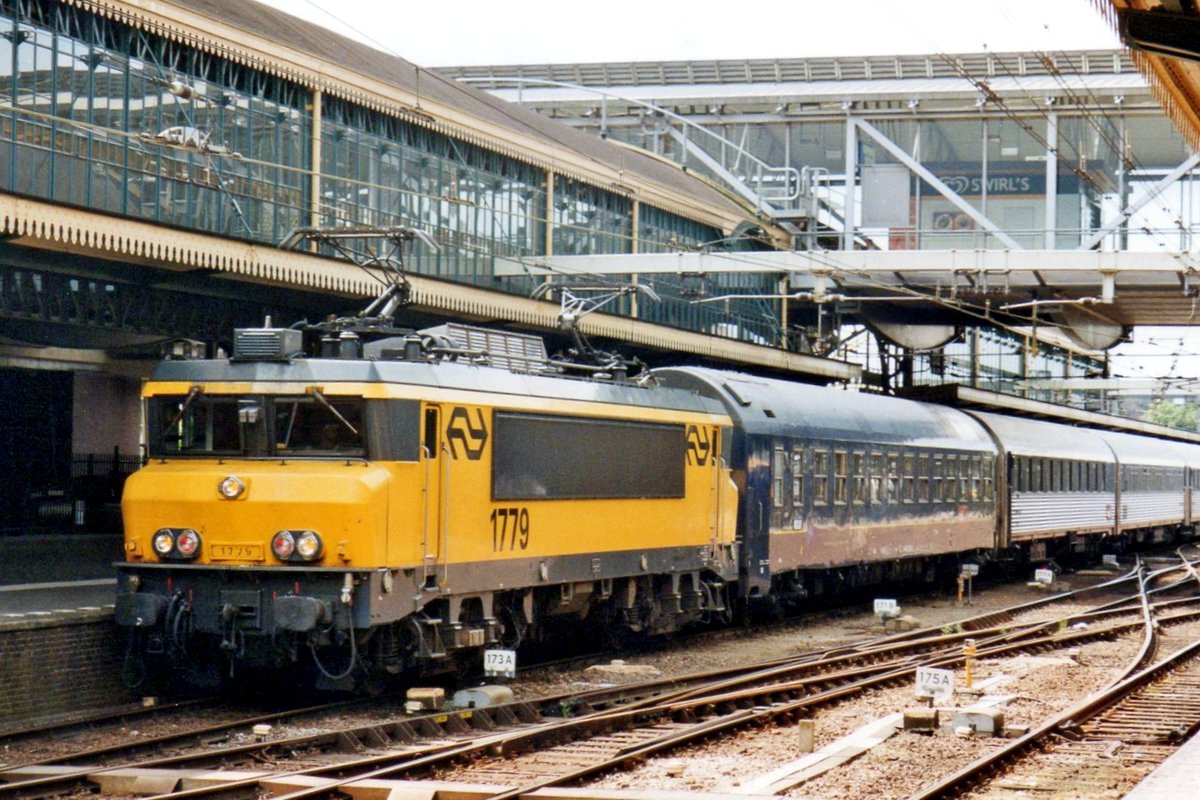 NS 1779 has arrived at 's-Hertogenbosch with a pilgrims's extra train on 18 October 2005.