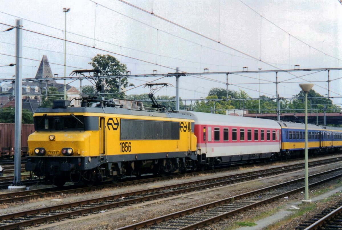 NS 1856 stands at Maastricht on 6 August 2002. The first coach in the train is rented from DB Fernverkehr for use in inner IC service in the Netherlands.