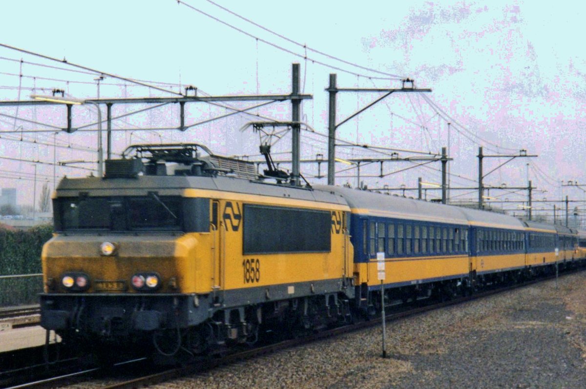 NS 1858 speeds through Rotterdam-Lombardijen on 24 February 2001.