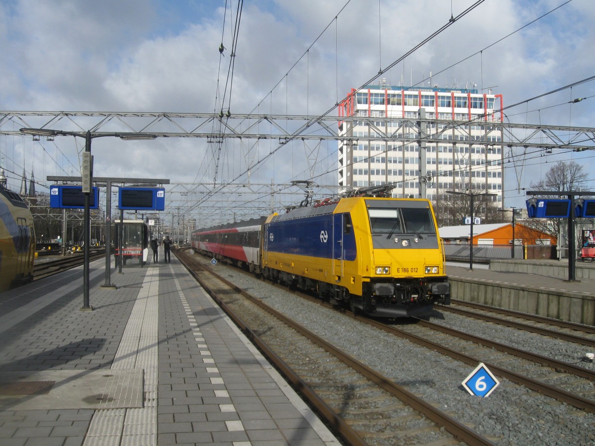 NS 186-012 enters Amsterdam CS with a train from Breda, 01/03/2015.