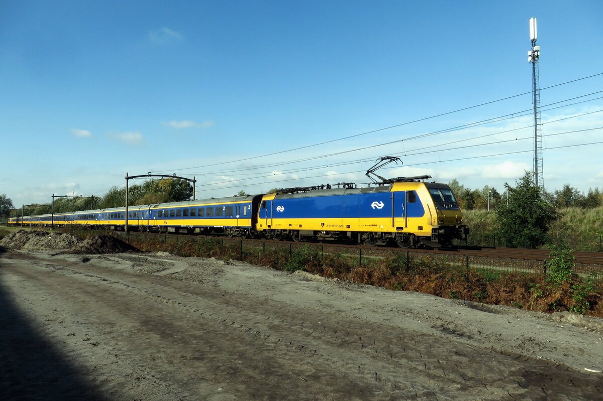 NS 186 013 speeds through Tilburg-Reeshof on 5 November 2020.
