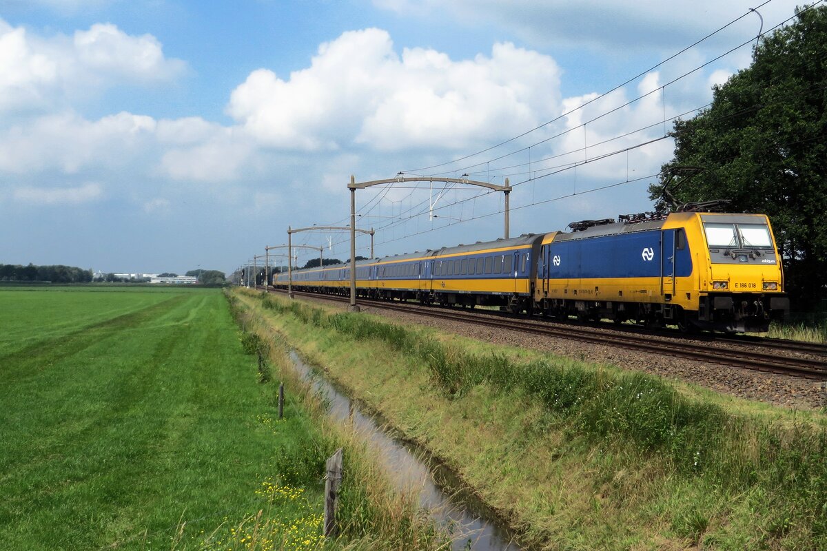 NS 186 018 hauls an IC train through Hulten on 9 July 2021.