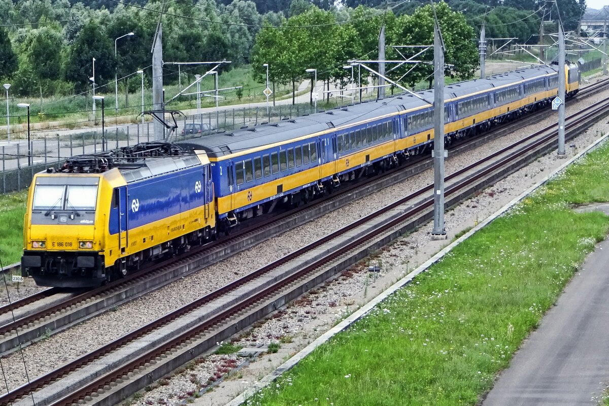 NS 186 018 hauls an IC-Direct on the high speed line through Lage Zwaluwe on 19 July 2019.