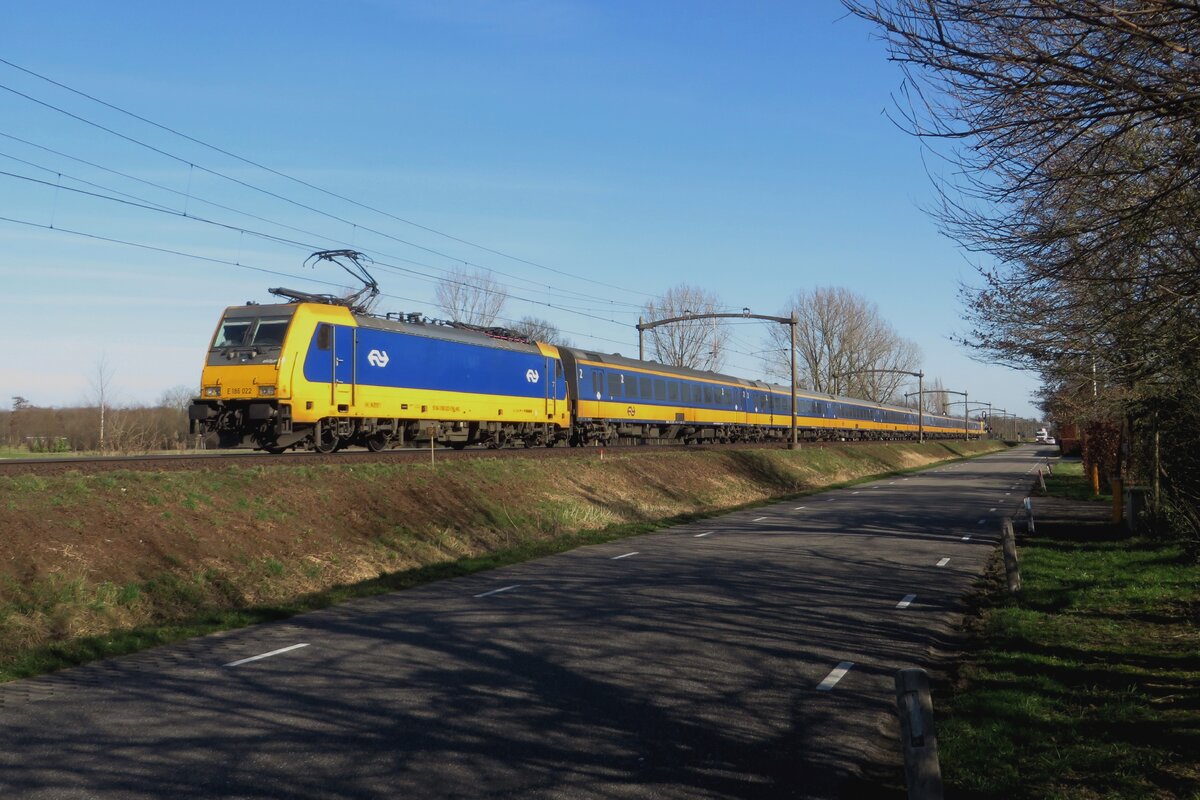 NS 186 022 passes through Roond on 24 February 2021.