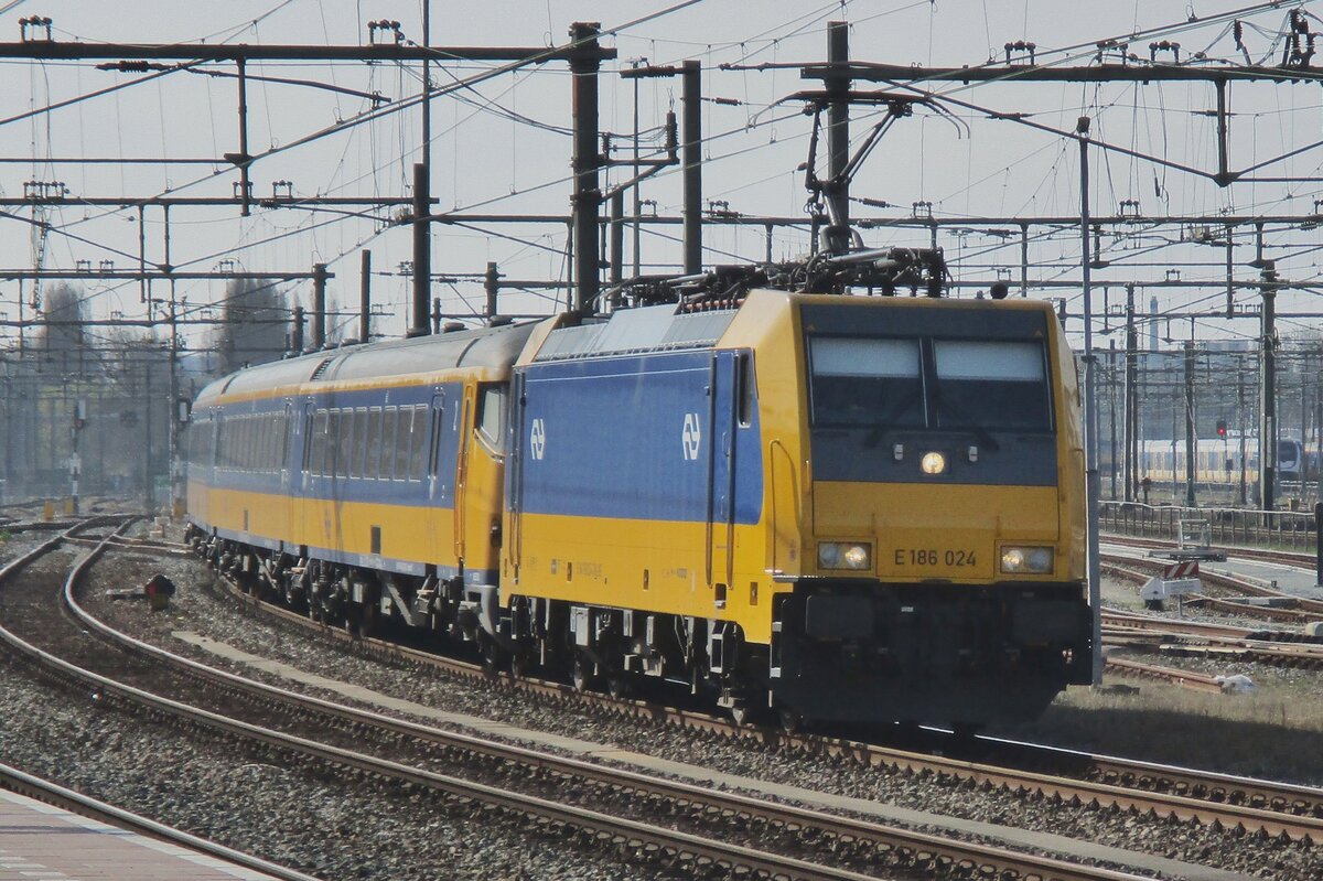NS 186 024 enters Rotterdam centraal on 26 March 2017.