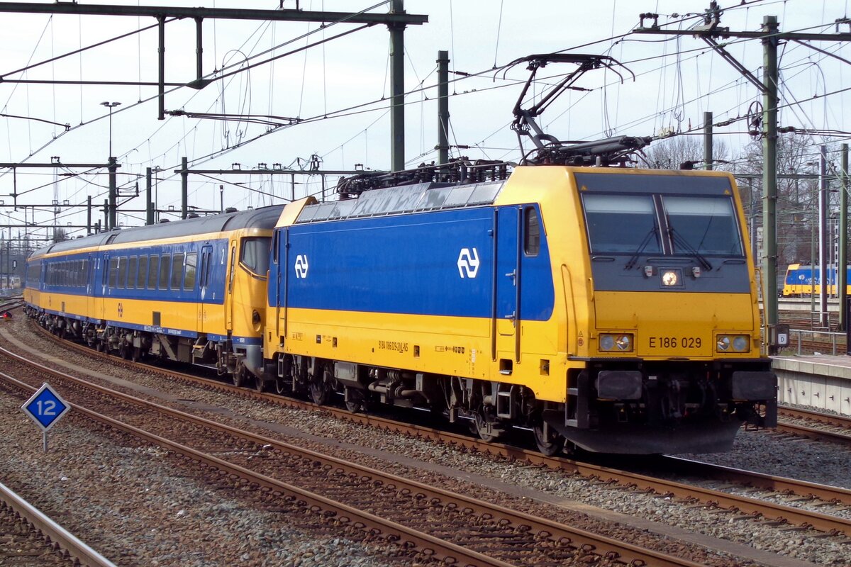 NS 186 029 is about to call at Rotterdam Centraal on 26 March 2017.