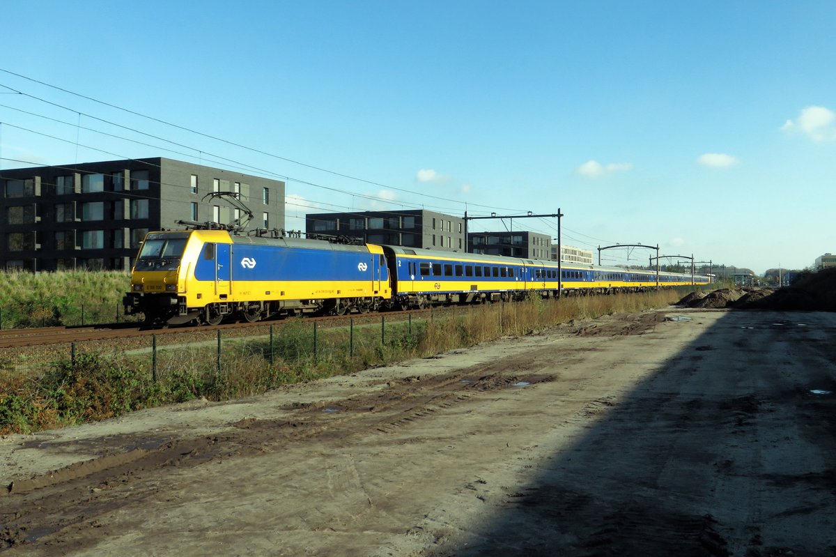 NS 186 030 speeds through Reeshof on 5 November 2020.