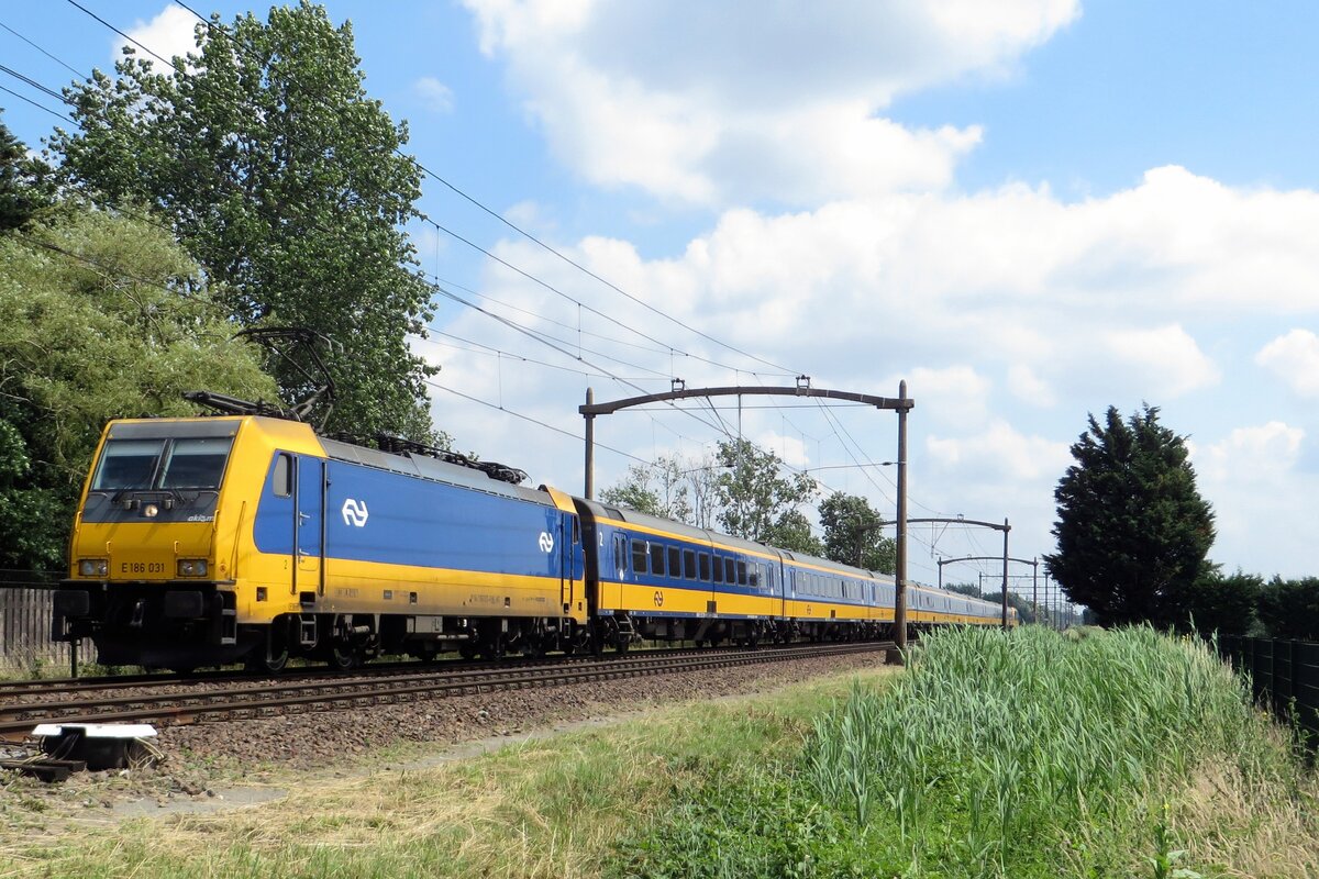 NS 186 031 hauls an IC-Direct train through Hulten on 9 July 2021.