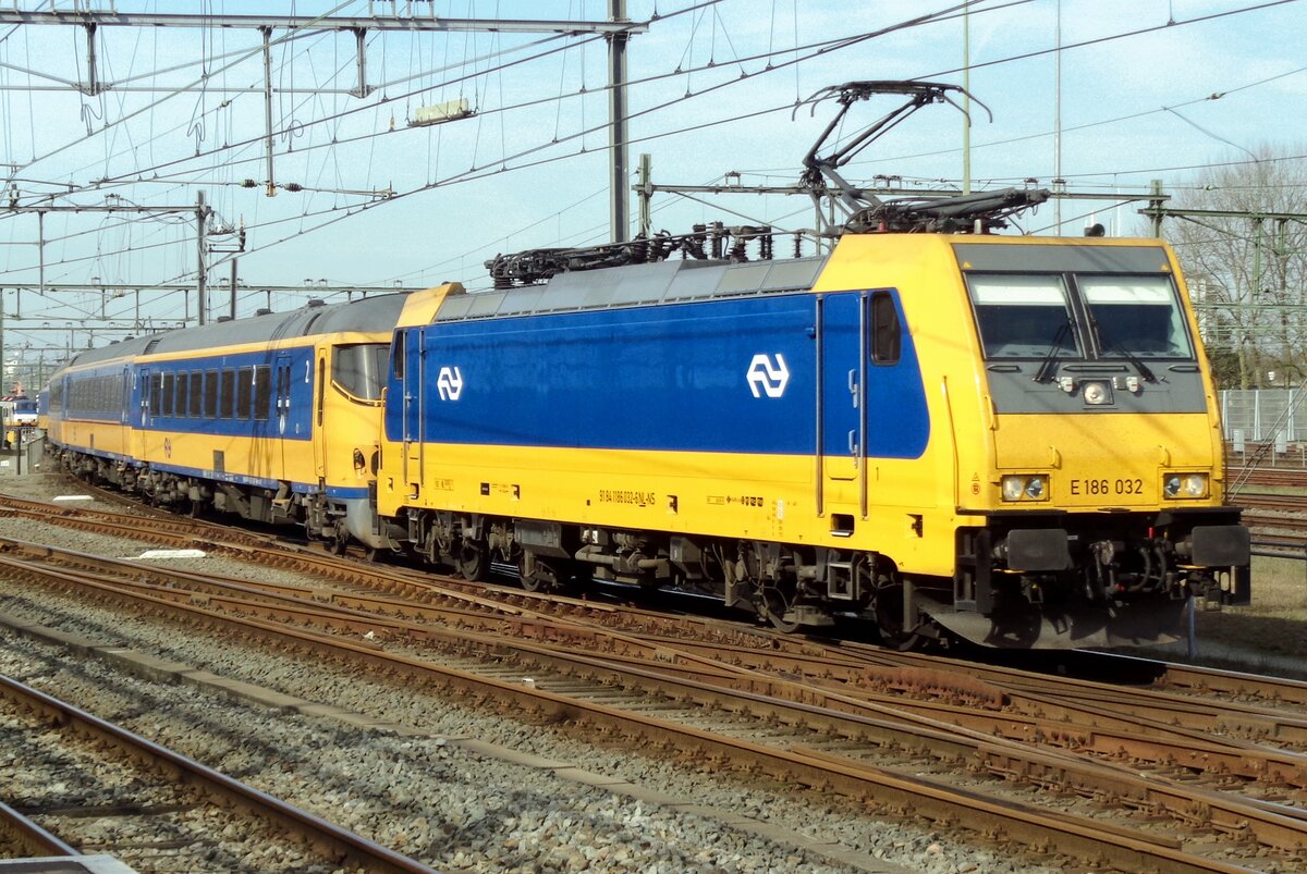 NS 186 032 enters Rotterdam Centraal on 26 March 2017.