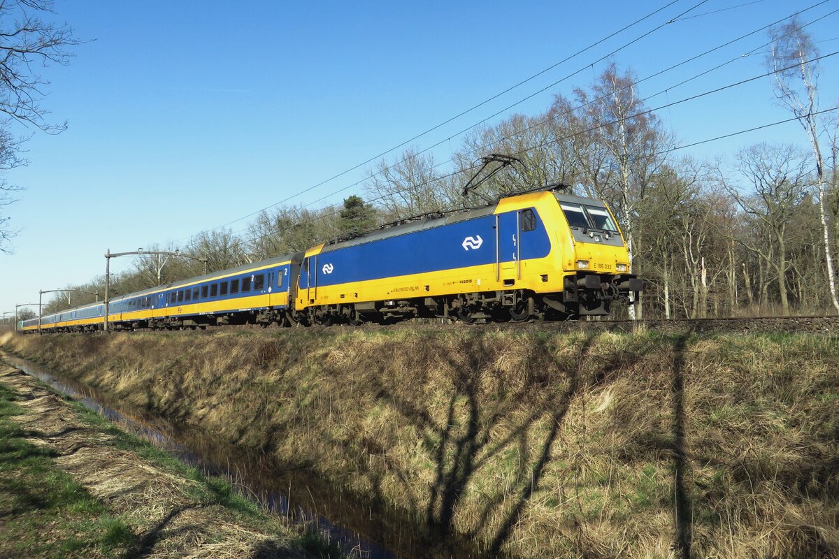 NS 186 032 hauls an IC-Direct through Tilburg Oude Warande on 8 March 2022.