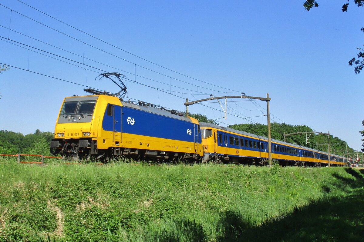 NS 186 033 banks an IC train past Tilburg Oude warande on 26 May 2017.