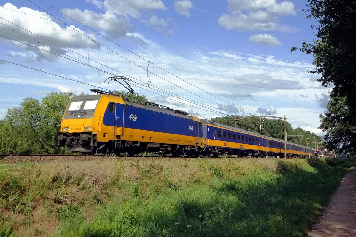 NS 186 034 banks an IC-service to Eindhoven through Tilburg Oude Warande. The frog's view is due to the fact, that here the tracks are build upon an embankment.