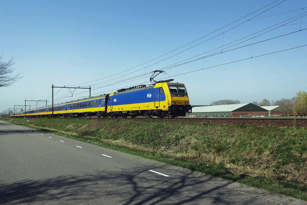 NS 186 035 hauls an IC-Direct through Roond on 31 March 2021.