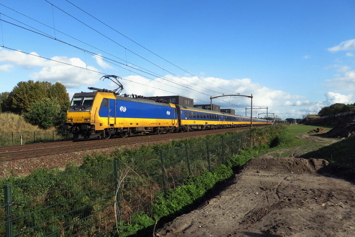 NS 186 038 speeds through Tilburg-Reeshof on 15 October 2021.