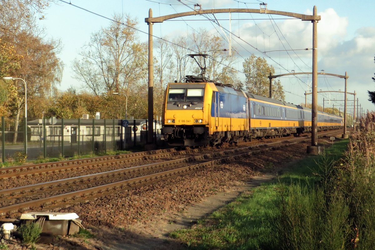 NS 186 041 hauls an IC to The Hague through Hulten on 4 November 2020.