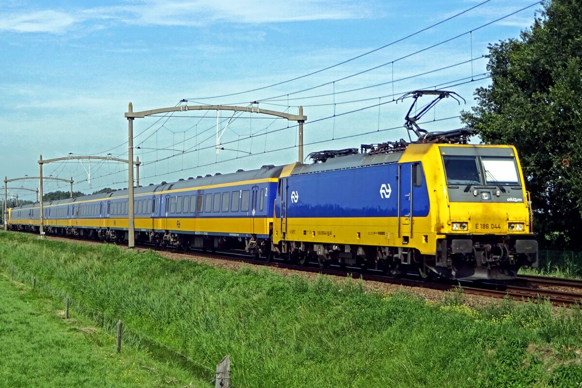NS 186 044 hauls an IC-Direct through Hulten on 23 August 2019.
