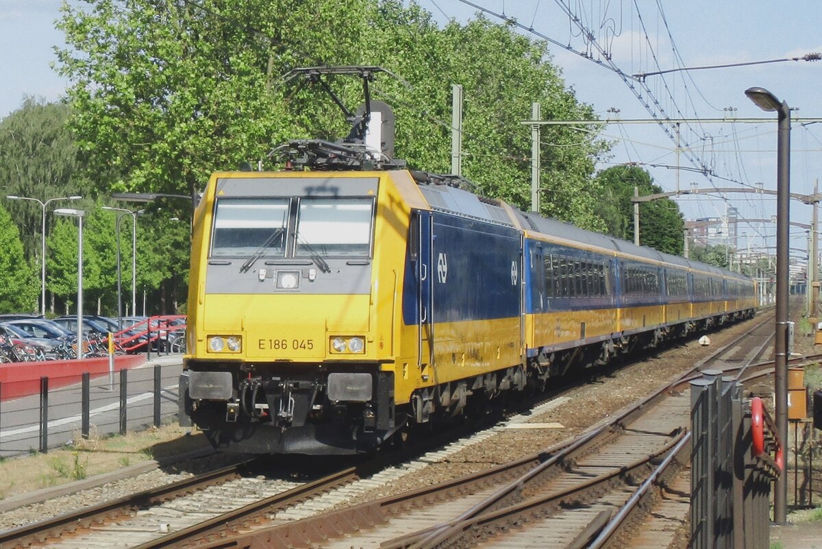 NS 186 045 speeds through Tilburg-Universiteit on 10 June 2017.