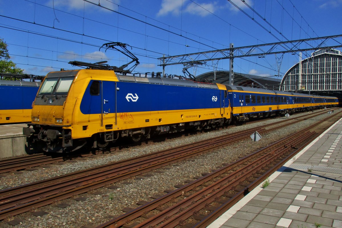 NS 186 112 has arrived at Amsterdam Centraal on 5 July 2018.