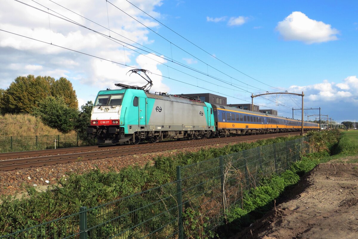 NS 186 217 hauls an IC-Direct and passes Tilburg-Reeshof on 15 October 2021.