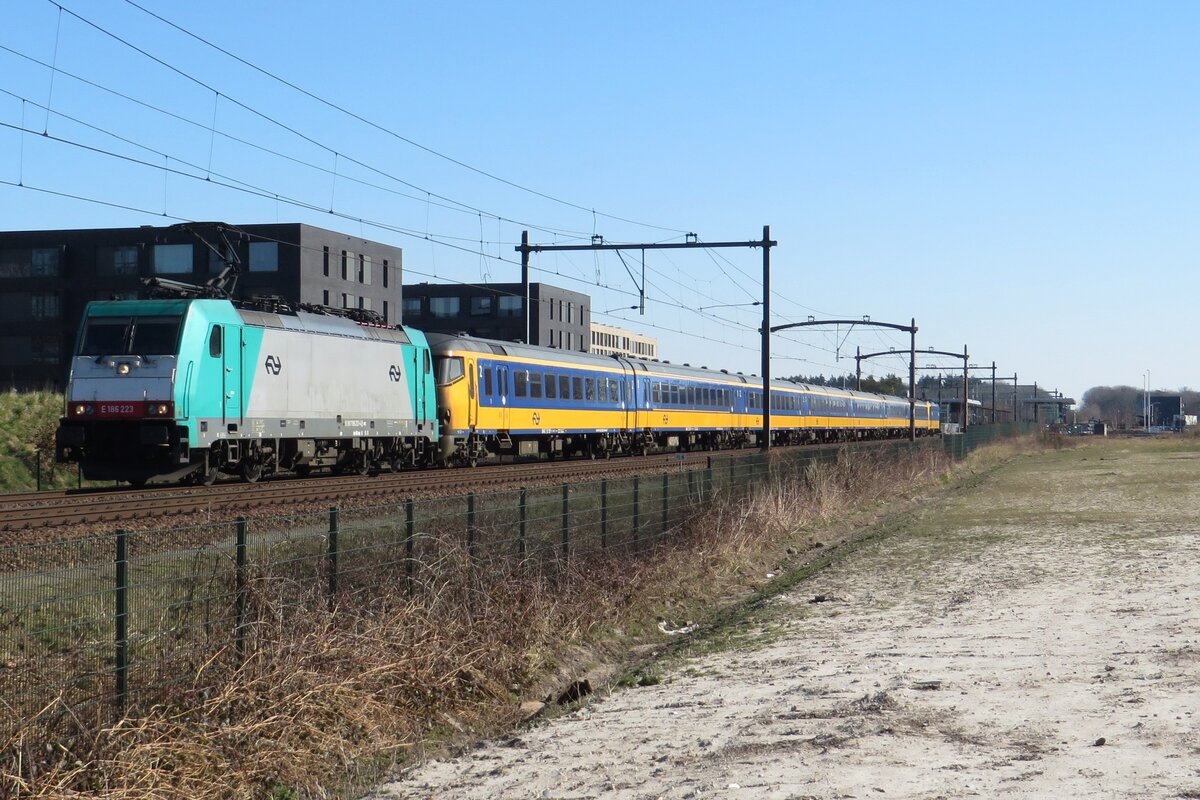 NS 186 223 banks an IC-Direct through Tilburg-Reeshof on 8 March 2022.