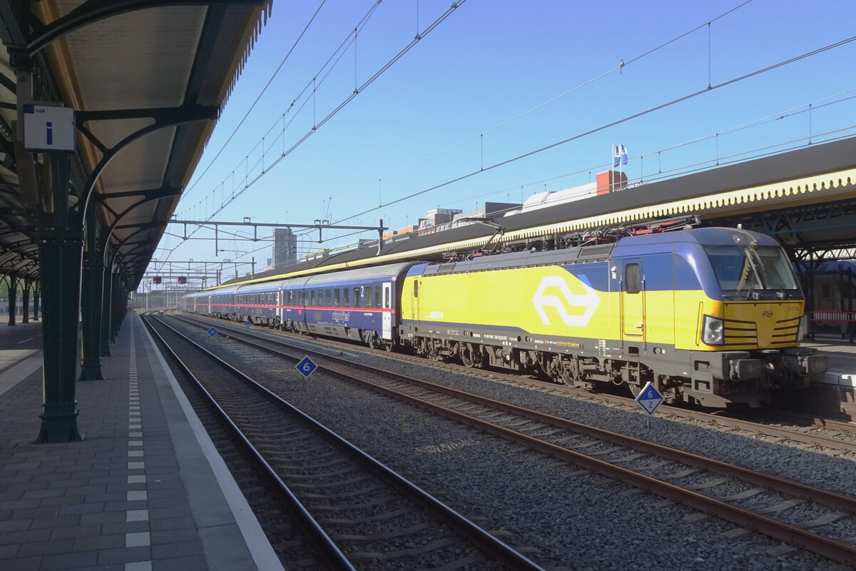 NS 193 733 calls at s'-Hertogenbosch with a NightJet from Innsbruck on 16 April 2022.