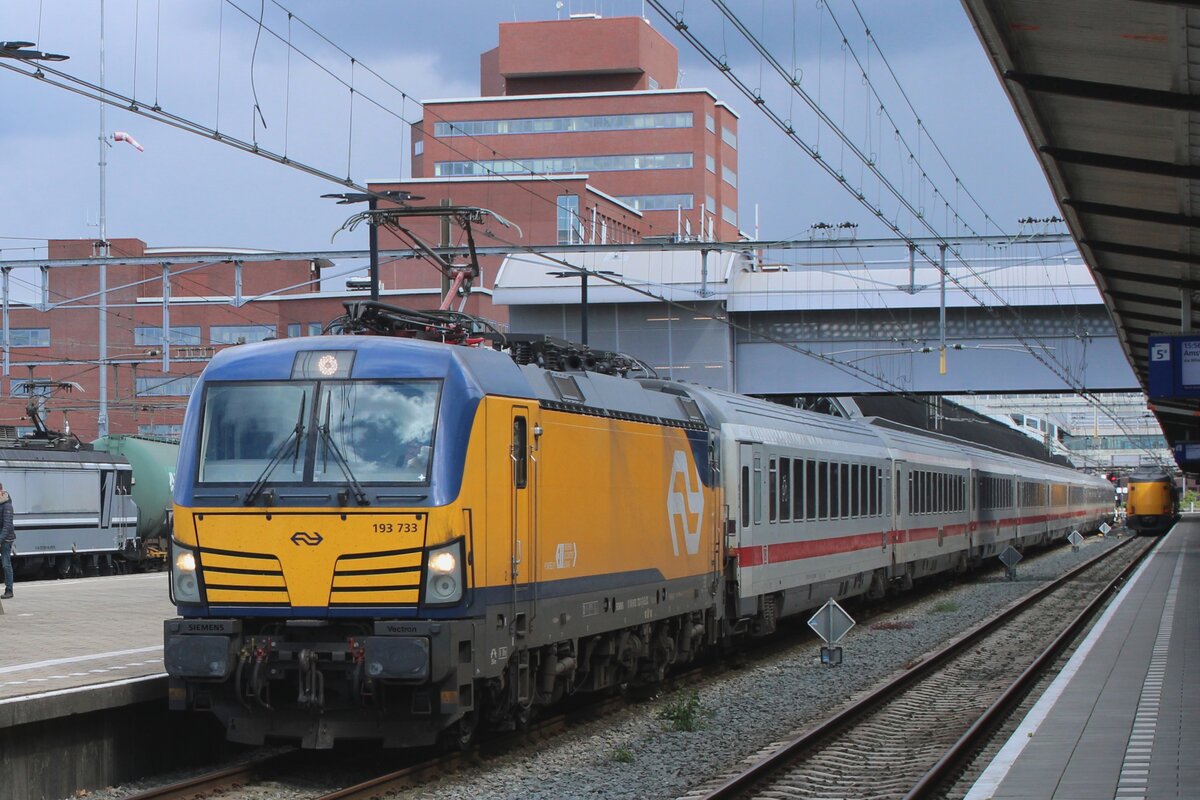 NS 193 733 calls at Amersfoort with an IC-Berlijn on 21 April 2024.