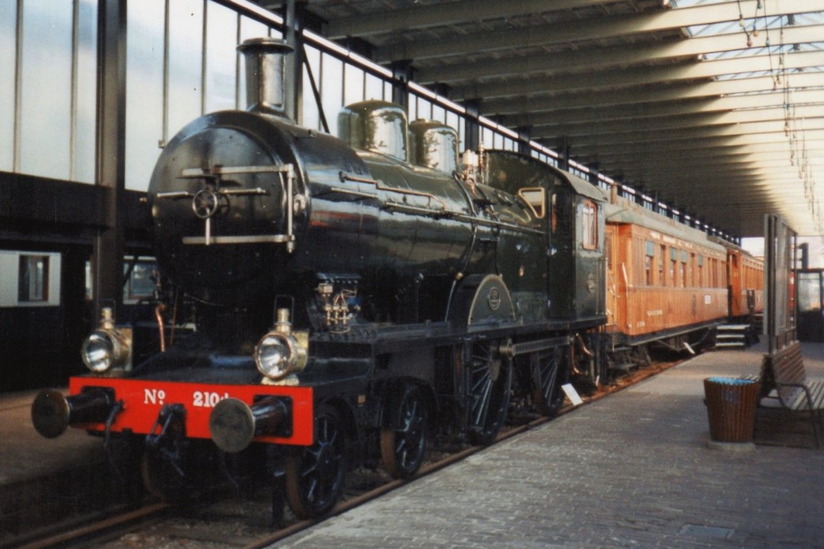 NS 2104 stands in the NSM at Utrecht on 1 August 1995.