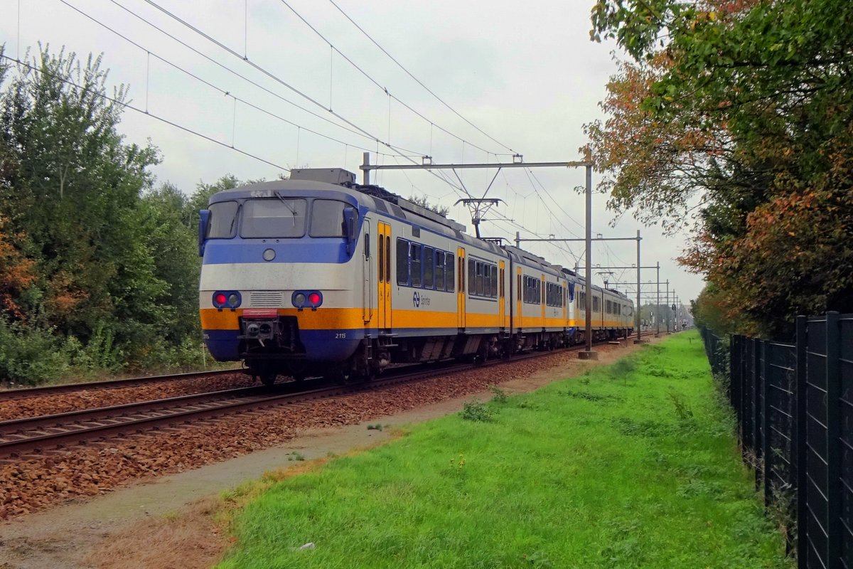 NS 2115 passes through Wijchen toward Zutphen on a grey 14 October 2020.