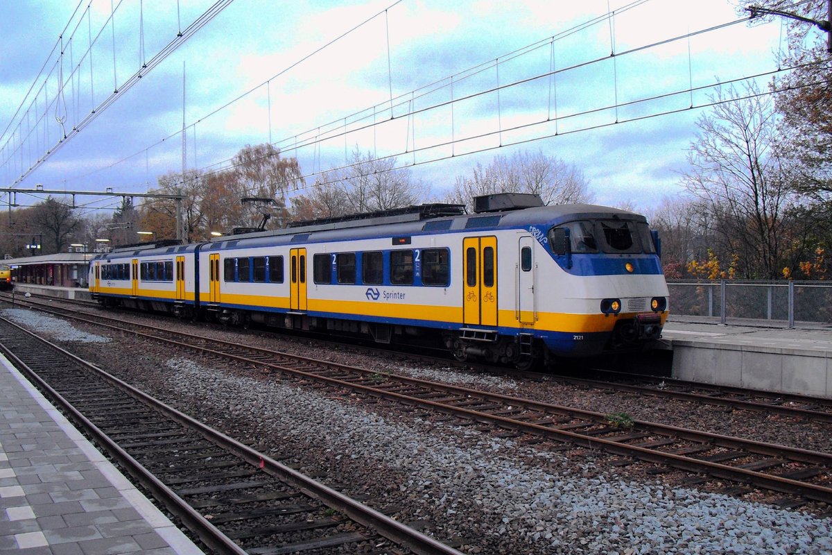 NS 2121 stands at Ede-Wageningen on 29 November 2011.