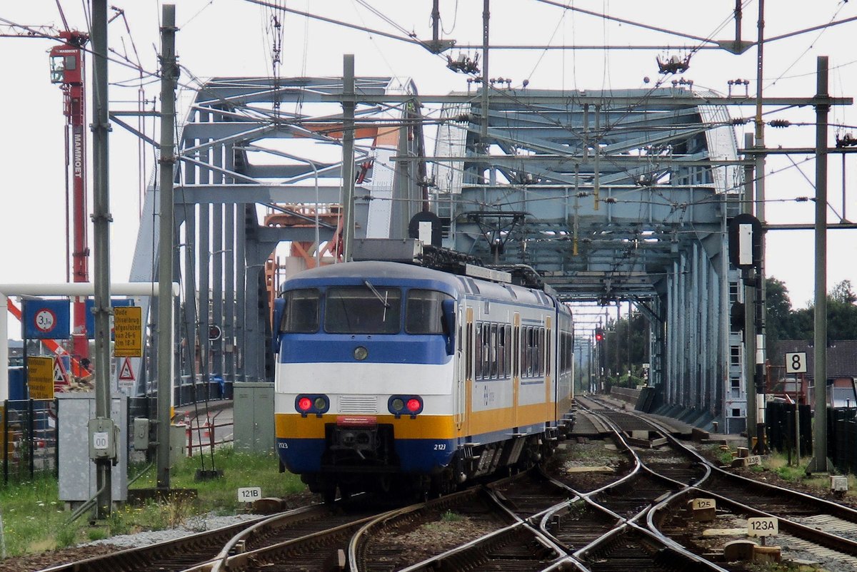 NS 2123 is about to cross the IJssel bridge at Zutphen on 5 August 2019.