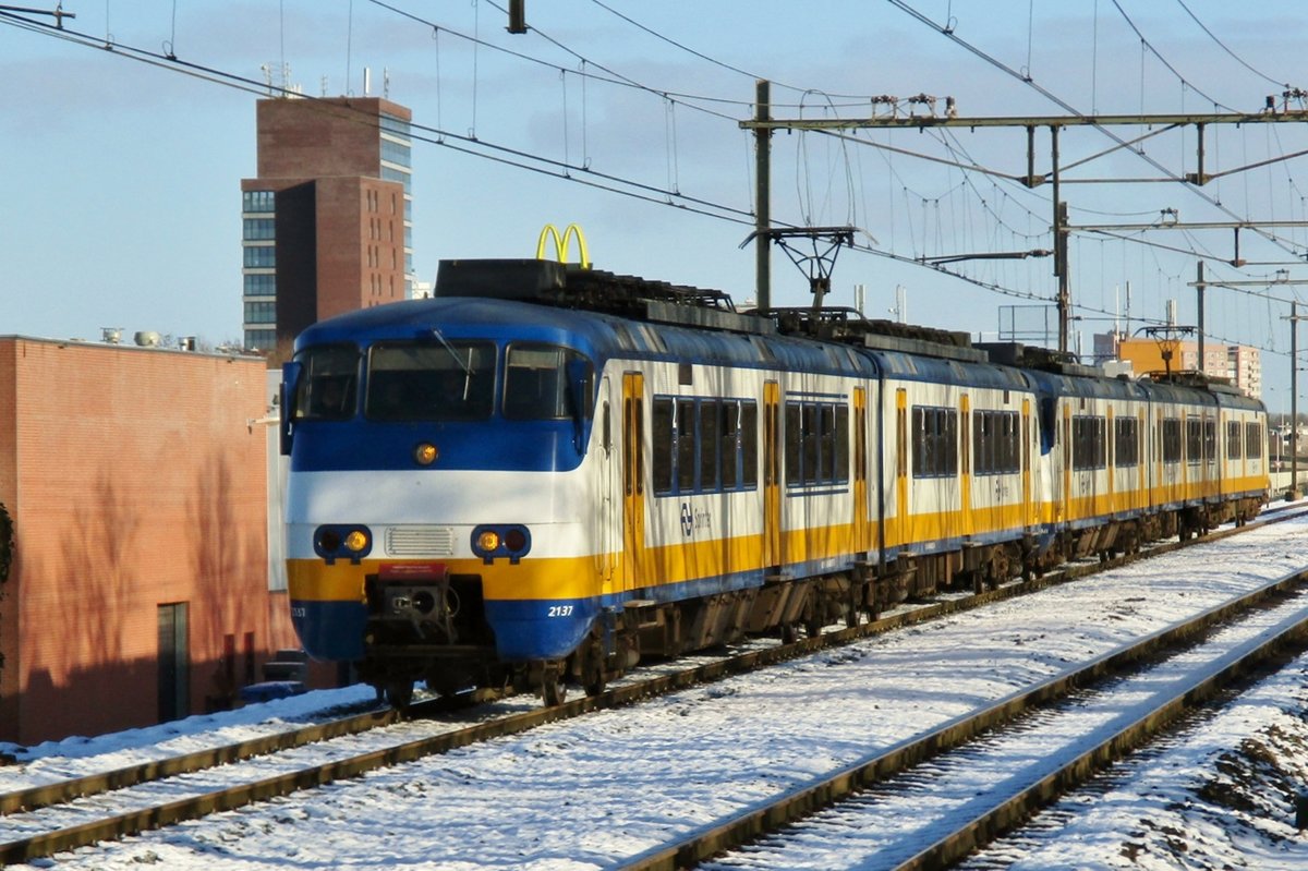 NS 2137 is about to call at Nijmegen Dukenburg on 23 January 2018.