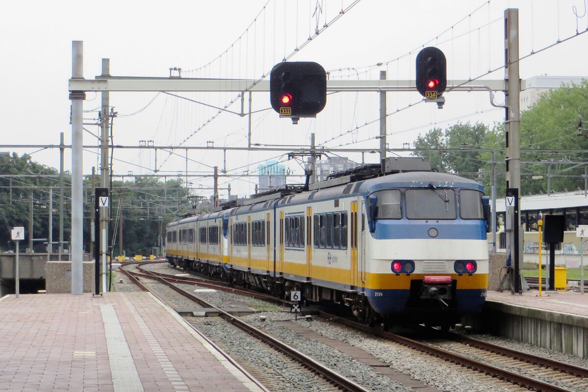 NS 2139 quits Rotterdam Centraal on 4 August 2021.