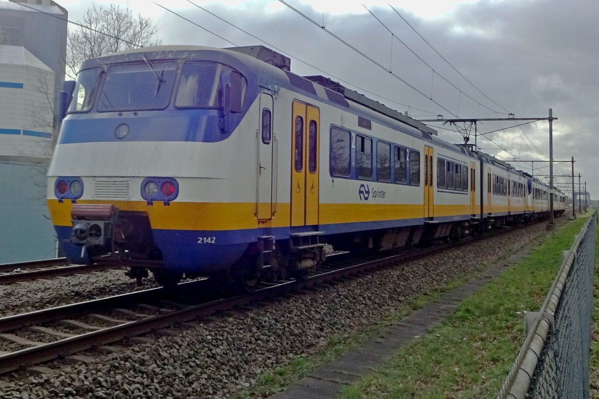 NS 2142 just left Nijmegen-De Goffert on her way to Dukenburg on 29 January 2017.