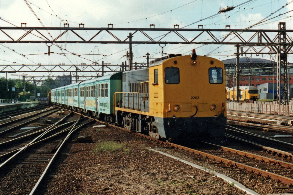 NS 2202 banks a Lovers Rail train out of Amsterdam CS on 22 September 1996. The attempt by Lovers Rail to take on NS Reizigers was short lived due to bad planning and the fact, that Lovers took on NS on her Kernnet (Core Network) with four daily trains, where NSR has a nuch better offer with at least two fast trains and two stopping trains per hour per direction. Lsater on however, the concept of concessions brought real competition on the passengers' rails. 