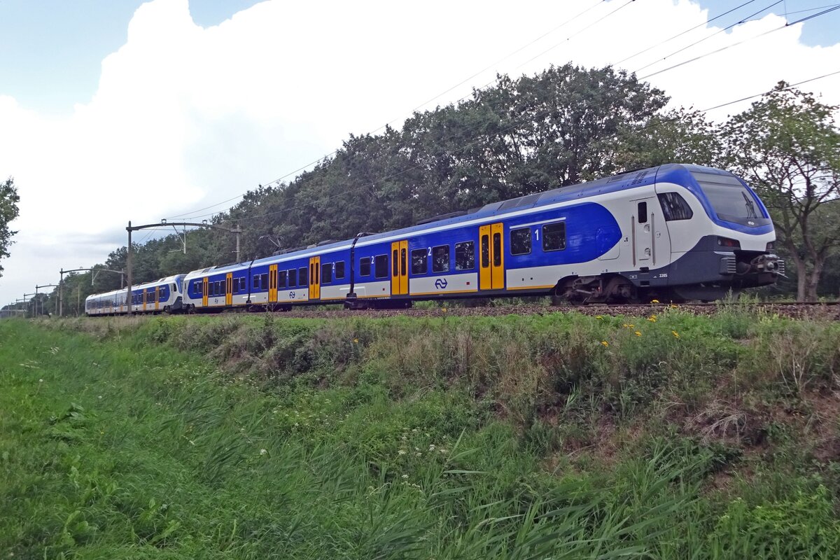 NS 2205 passes Tilburg Oude Warande on 12 August 2019.