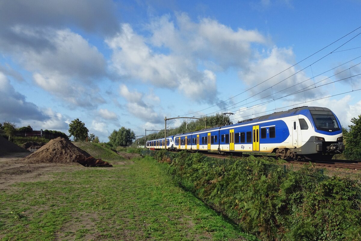 NS 2211 speeds past Tilburg-Reeshof on 15 October 2021.