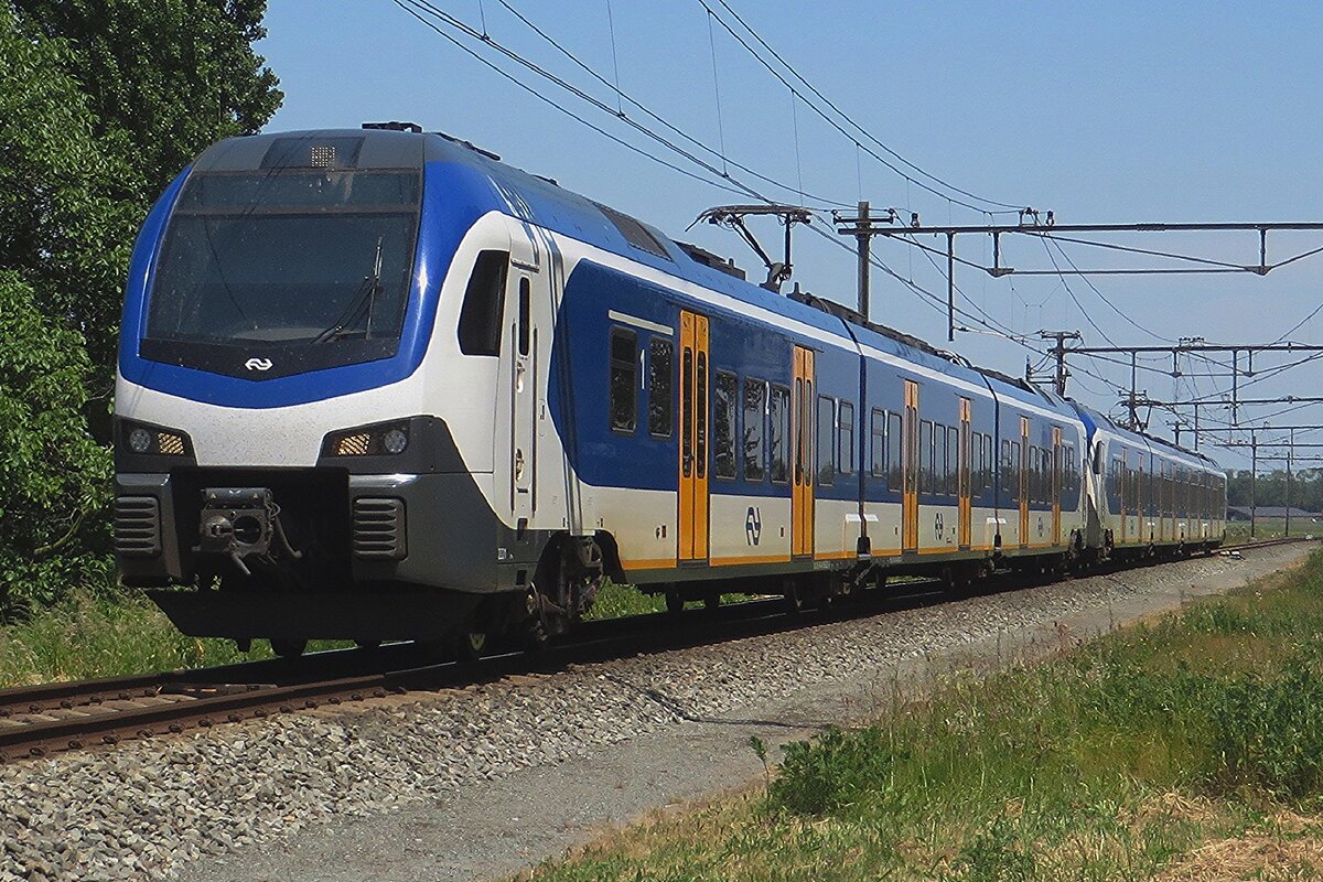 Die NS 2221 passiert am 8. Juni 2023 Niftrik.