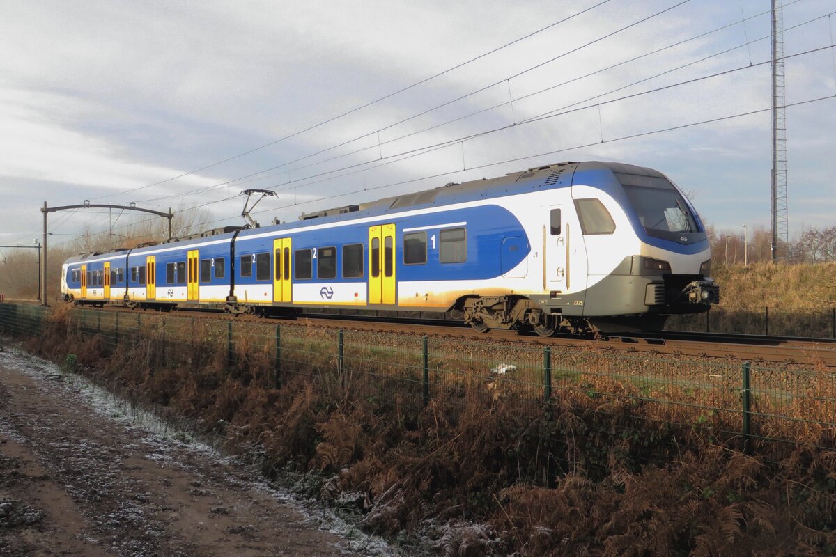 NS 2225 passes through Tilburg-Reeshof on 22 December 2021.