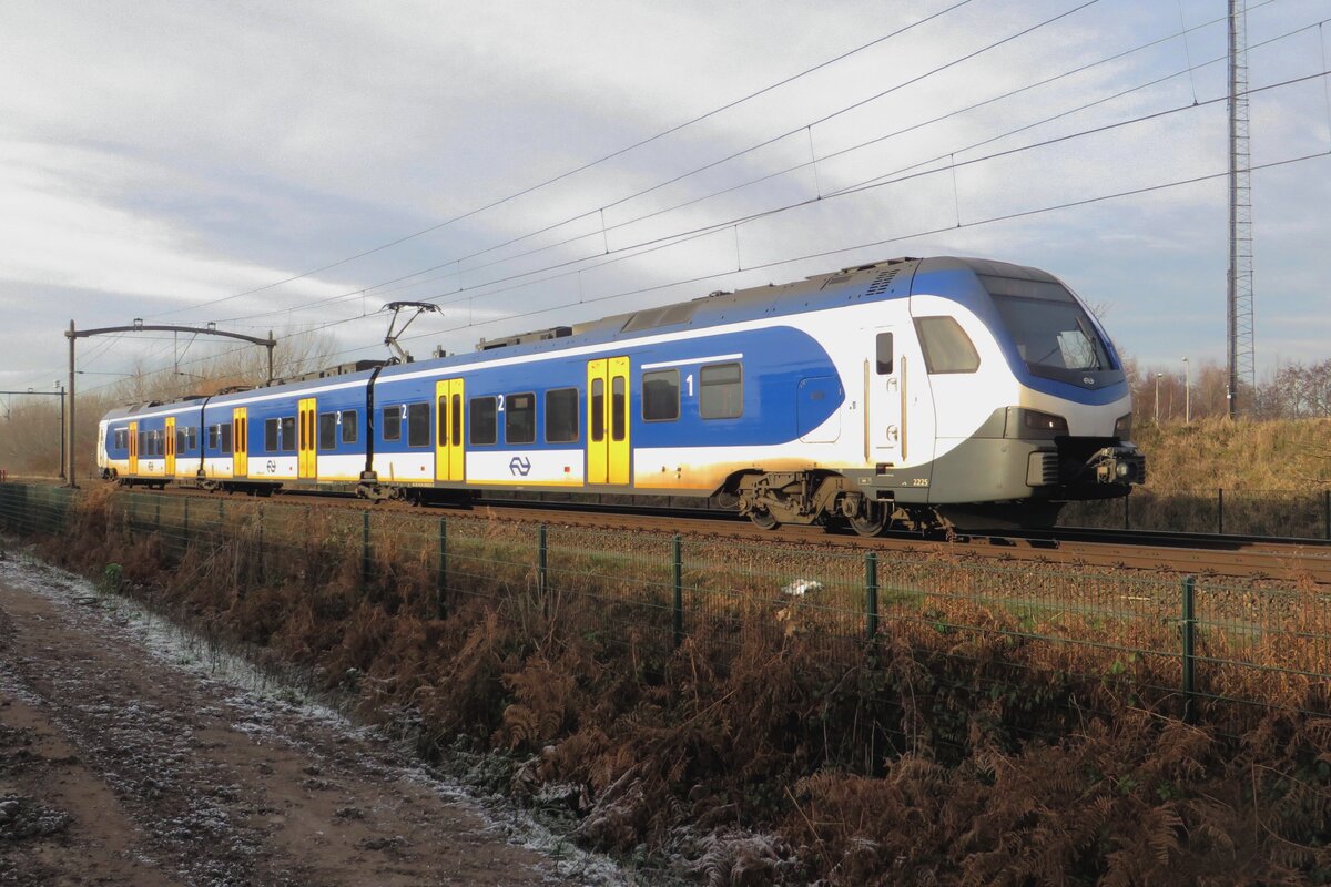 NS 2225 passes through Tilburg-Reeshof on 22 December 2021.