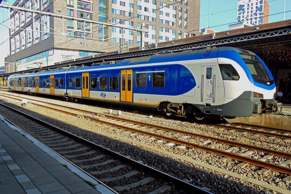 NS 2233 stands at Nijmegen on 30 November 2019.