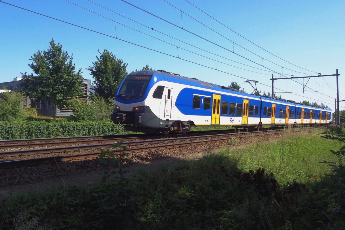 NS 2504 passes through Oisterwijk on 28 June 2019. Because the embankment of the tracks is a boit above surface level, this frog's view can be had.