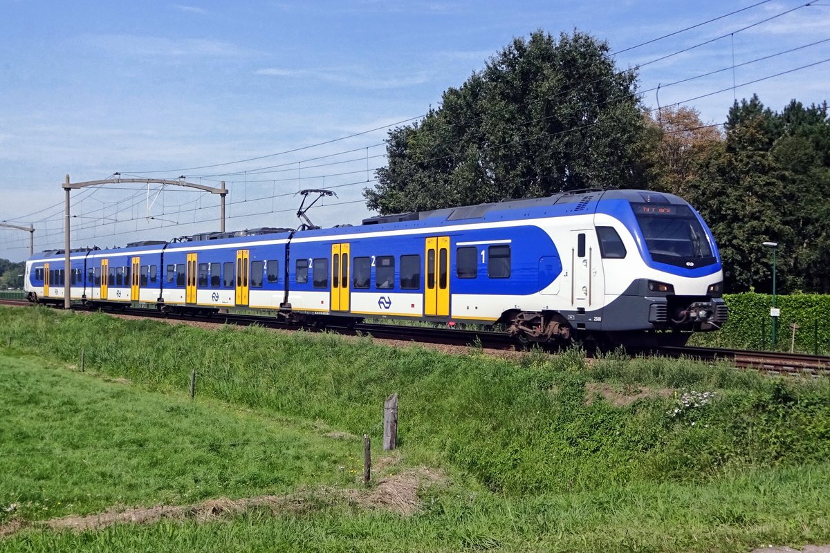 NS 2508 passes through Hulten on 23 August 2019, approoaching Tilburg-Reeshof.